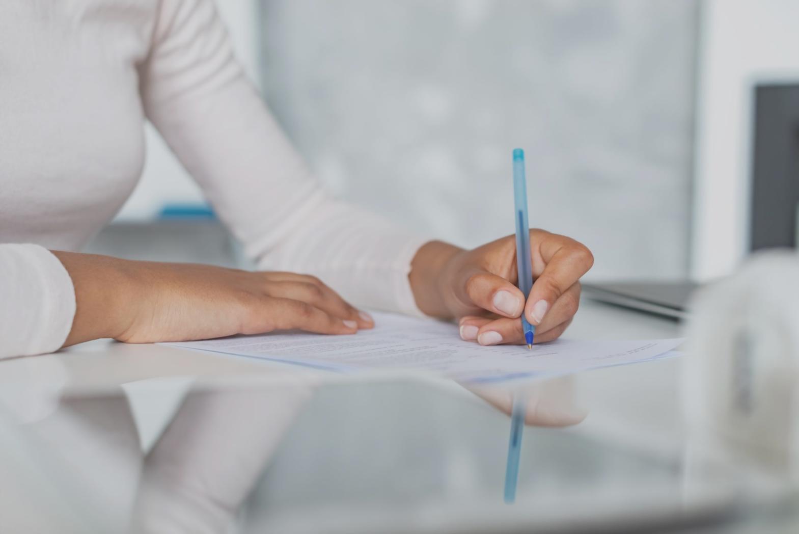 Processus de planification budgétaire avec documents et calculatrices