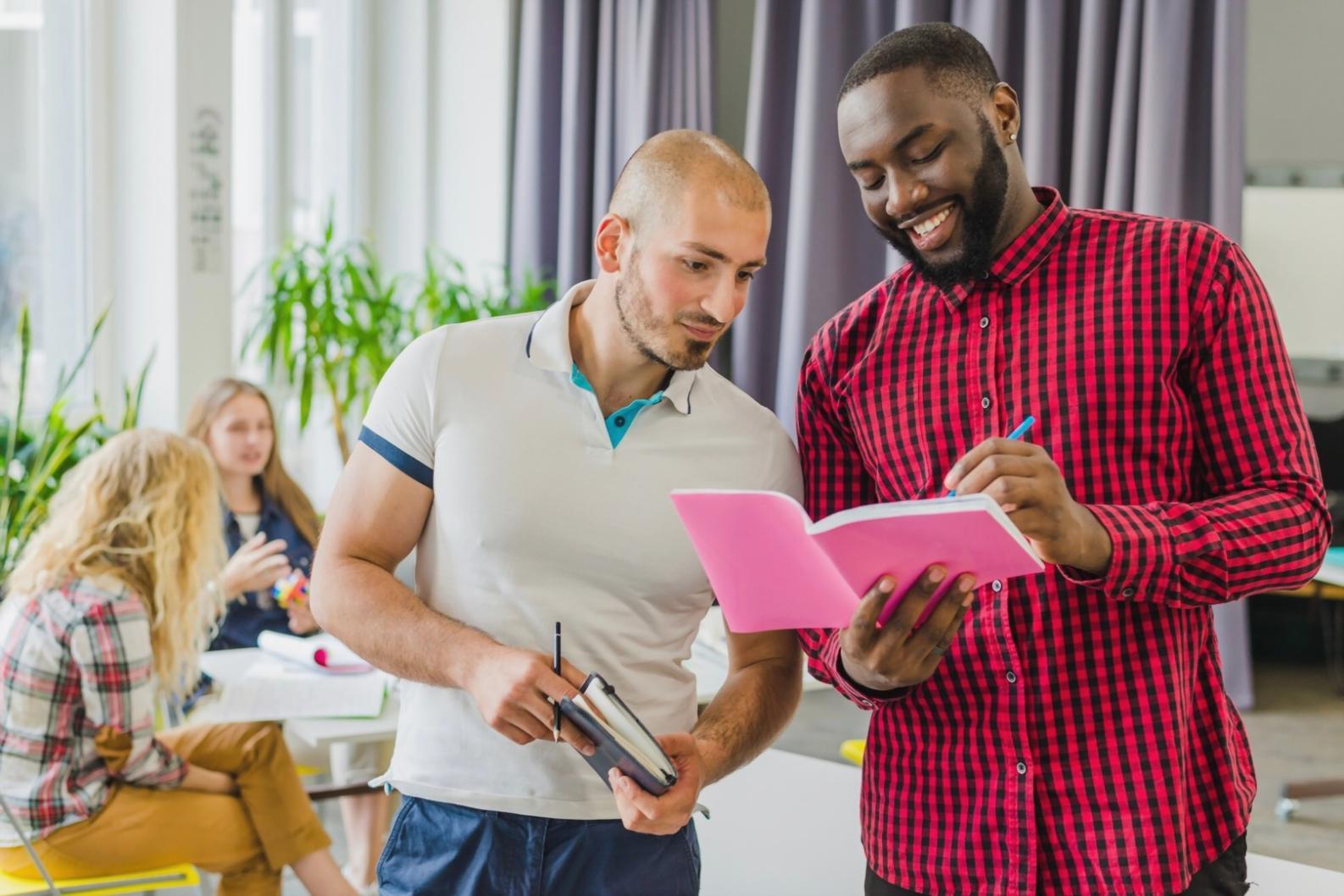 Participants analysant des études de cas budgétaires réels
